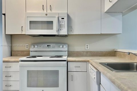 Condominio en alquiler en Coral Springs, Florida, 1 dormitorio, 75.81 m2 № 1991884 - foto 18