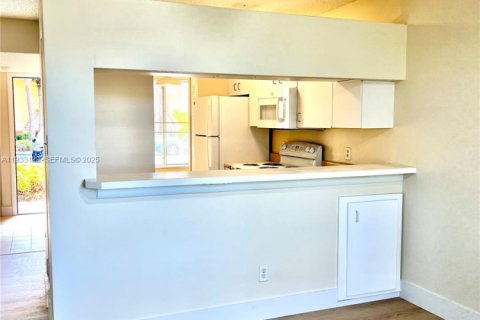 Condominio en alquiler en Coral Springs, Florida, 1 dormitorio, 75.81 m2 № 1991884 - foto 13