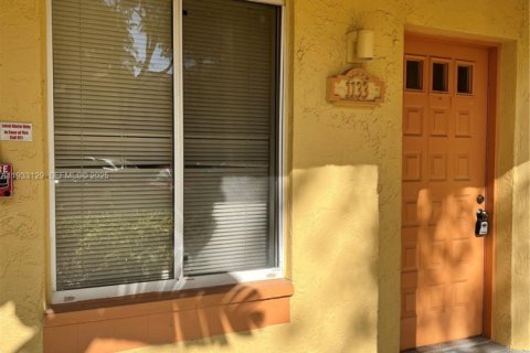 Condominio en alquiler en Coral Springs, Florida, 1 dormitorio, 75.81 m2 № 1991884 - foto 3