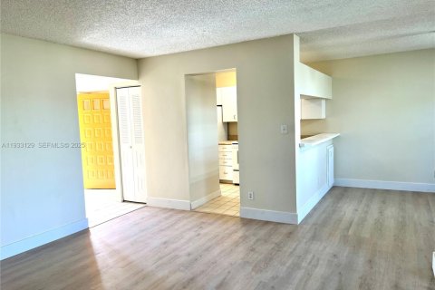 Condominio en alquiler en Coral Springs, Florida, 1 dormitorio, 75.81 m2 № 1991884 - foto 4