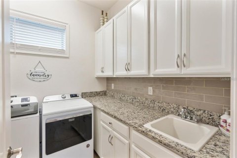 House in Orlando, Florida 3 bedrooms, 189.8 sq.m. № 2235054 - photo 13