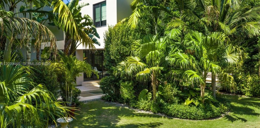 Casa en Miami, Florida 5 dormitorios, 321.53 m2 № 2244642