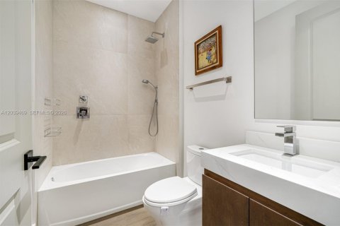 Casa en venta en Miami, Florida, 5 dormitorios, 321.53 m2 № 2244642 - foto 29