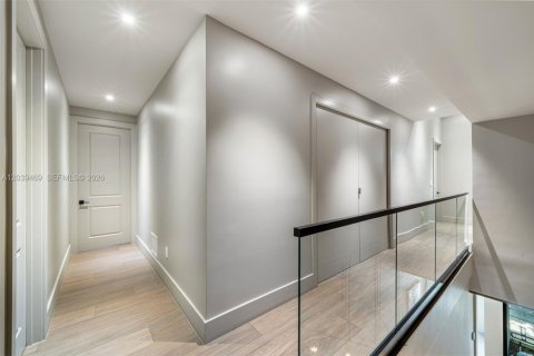 Casa en venta en Miami, Florida, 5 dormitorios, 321.53 m2 № 2244642 - foto 20
