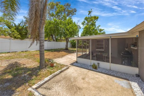 House in Port Richey, Florida 3 bedrooms, 84.73 sq.m. № 2232171 - photo 19