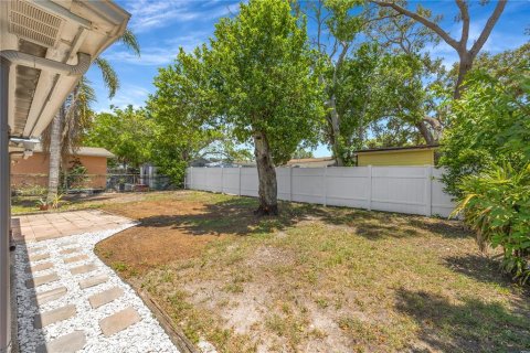 House in Port Richey, Florida 3 bedrooms, 84.73 sq.m. № 2232171 - photo 18