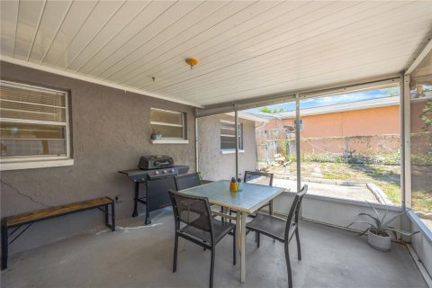 House in Port Richey, Florida 3 bedrooms, 84.73 sq.m. № 2232171 - photo 17