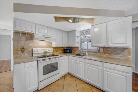 House in Port Richey, Florida 3 bedrooms, 84.73 sq.m. № 2232171 - photo 9