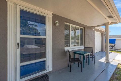 House in Port Richey, Florida 3 bedrooms, 84.73 sq.m. № 2232171 - photo 3