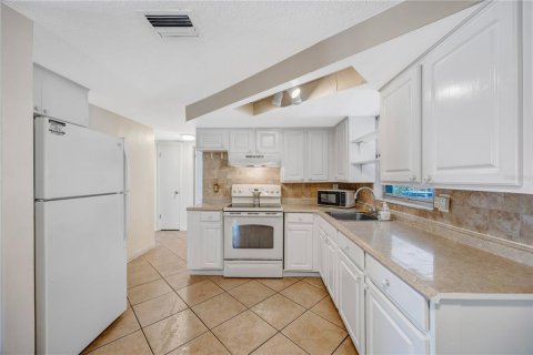 House in Port Richey, Florida 3 bedrooms, 84.73 sq.m. № 2232171 - photo 10
