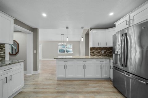 Casa en venta en Avon Park, Florida, 5 dormitorios, 304.07 m2 № 1392200 - foto 4