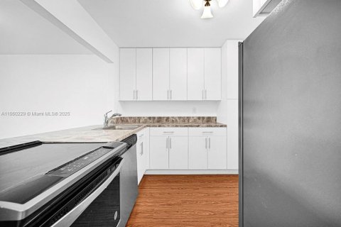 Condominio en alquiler en Miami, Florida, 2 dormitorios, 84.73 m2 № 1889989 - foto 15