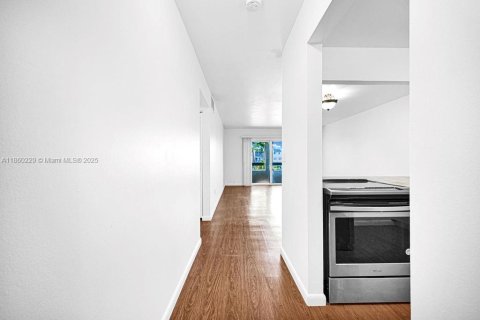 Condominio en alquiler en Miami, Florida, 2 dormitorios, 84.73 m2 № 1889989 - foto 7