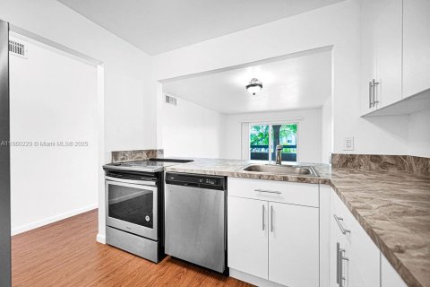 Condominio en alquiler en Miami, Florida, 2 dormitorios, 84.73 m2 № 1889989 - foto 13
