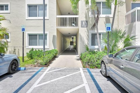 Condominio en alquiler en Miami, Florida, 2 dormitorios, 84.73 m2 № 1889989 - foto 4