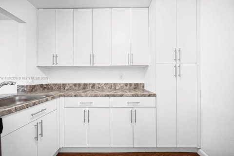 Condominio en alquiler en Miami, Florida, 2 dormitorios, 84.73 m2 № 1889989 - foto 16