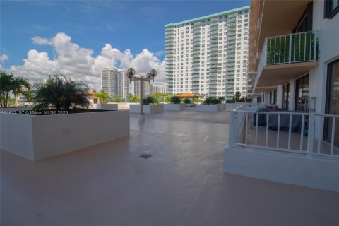 Condo in Sunny Isles Beach, Florida, 2 bedrooms  № 1897988 - photo 27