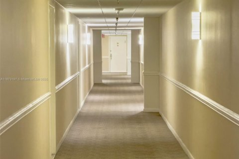 Condo in Sunny Isles Beach, Florida, 2 bedrooms  № 1897988 - photo 22