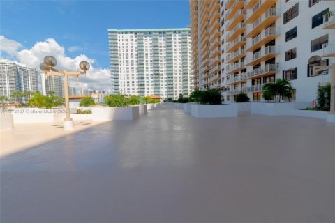 Condo in Sunny Isles Beach, Florida, 2 bedrooms  № 1897988 - photo 30