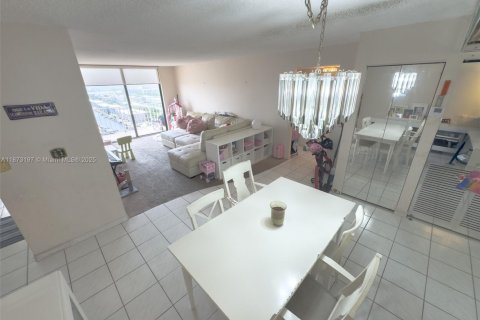 Condo in Sunny Isles Beach, Florida, 2 bedrooms  № 1897988 - photo 12
