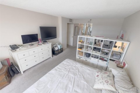 Condo in Sunny Isles Beach, Florida, 2 bedrooms  № 1897988 - photo 15