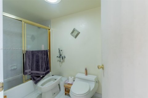 Condo in Sunny Isles Beach, Florida, 2 bedrooms  № 1897988 - photo 19