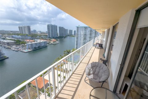 Condo in Sunny Isles Beach, Florida, 2 bedrooms  № 1897988 - photo 2