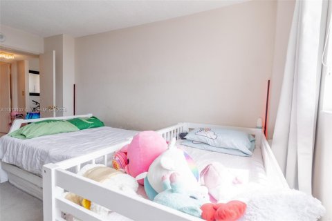 Condo in Sunny Isles Beach, Florida, 2 bedrooms  № 1897988 - photo 13