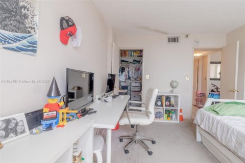 Condo in Sunny Isles Beach, Florida, 2 bedrooms  № 1897988 - photo 10
