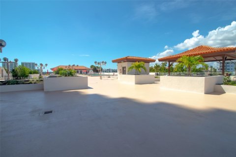 Condo in Sunny Isles Beach, Florida, 2 bedrooms  № 1897988 - photo 24