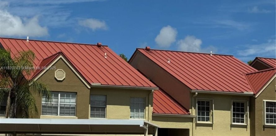 Condominio en Hialeah, Florida, 2 dormitorios  № 1779242