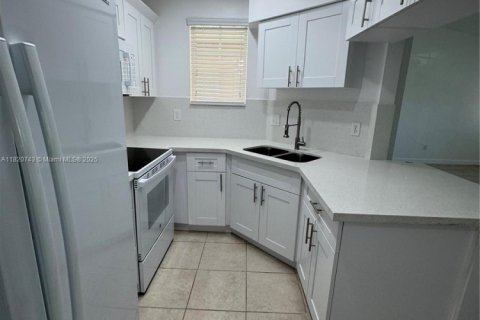 Condominio en venta en Hialeah, Florida, 2 dormitorios, 90.86 m2 № 1779242 - foto 11