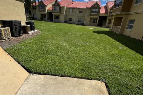 Condominio en venta en Hialeah, Florida, 2 dormitorios, 90.86 m2 № 1779242 - foto 5