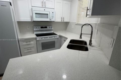 Condominio en venta en Hialeah, Florida, 2 dormitorios, 90.86 m2 № 1779242 - foto 9
