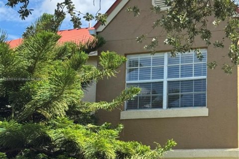Condominio en venta en Hialeah, Florida, 2 dormitorios, 90.86 m2 № 1779242 - foto 2