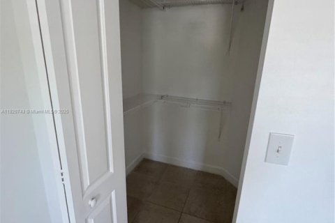 Condominio en venta en Hialeah, Florida, 2 dormitorios, 90.86 m2 № 1779242 - foto 13