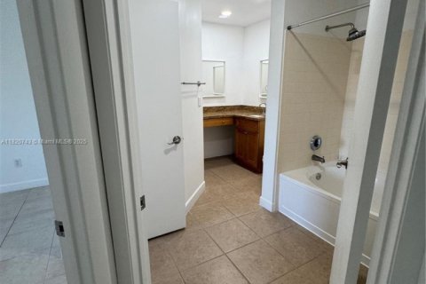 Condominio en venta en Hialeah, Florida, 2 dormitorios, 90.86 m2 № 1779242 - foto 18