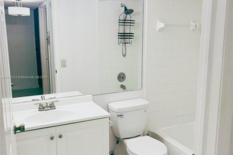 Condo in Tamarac, Florida, 2 bedrooms  № 1860210 - photo 7