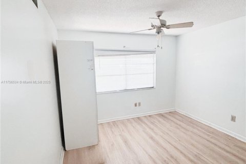 Condo in Tamarac, Florida, 2 bedrooms  № 1860210 - photo 8