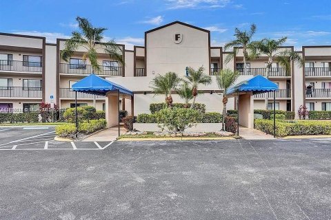 Condo in Tamarac, Florida, 2 bedrooms  № 1860210 - photo 16