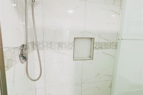 Condo in Tamarac, Florida, 2 bedrooms  № 1860210 - photo 13