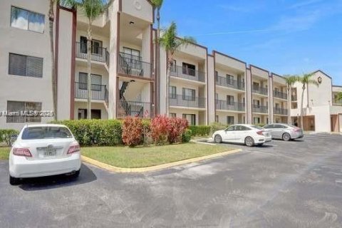 Condo in Tamarac, Florida, 2 bedrooms  № 1860210 - photo 15