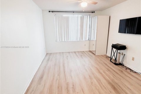 Condo in Tamarac, Florida, 2 bedrooms  № 1860210 - photo 10