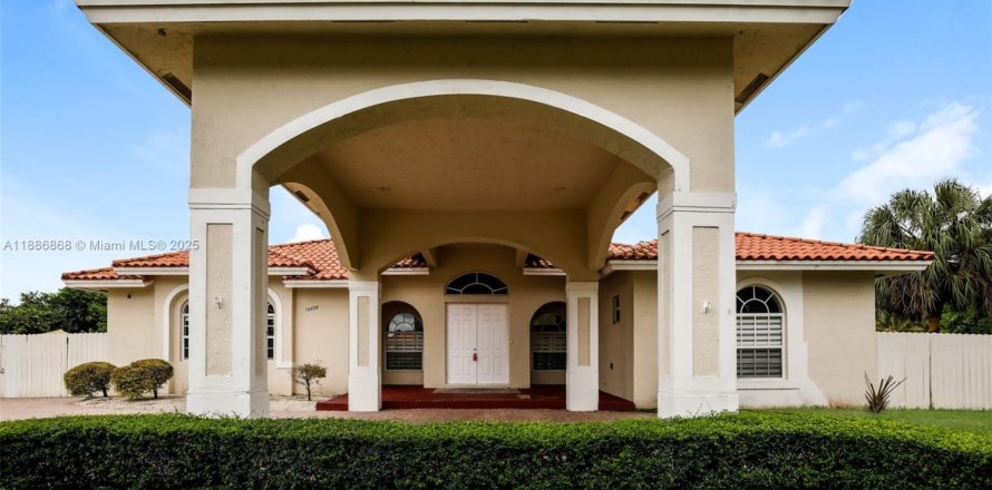 House in Homestead, Florida 5 bedrooms, 241.55 sq.m. № 1933533