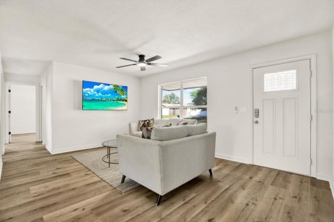 House in Seminole, Florida 3 bedrooms, 97.92 sq.m. № 2429647 - photo 8