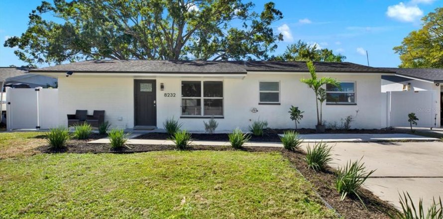 House in Seminole, Florida 3 bedrooms, 97.92 sq.m. № 2429647