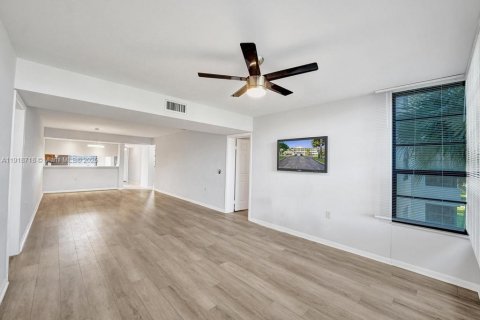Condo in Davie, Florida, 2 bedrooms  № 1974078 - photo 19
