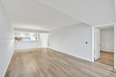 Condo in Davie, Florida, 2 bedrooms  № 1974078 - photo 15