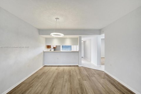 Condo in Davie, Florida, 2 bedrooms  № 1974078 - photo 8