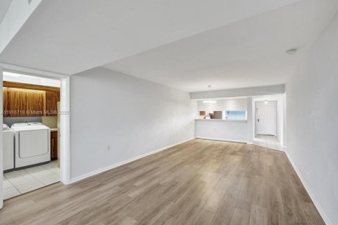 Condo in Davie, Florida, 2 bedrooms  № 1974078 - photo 13